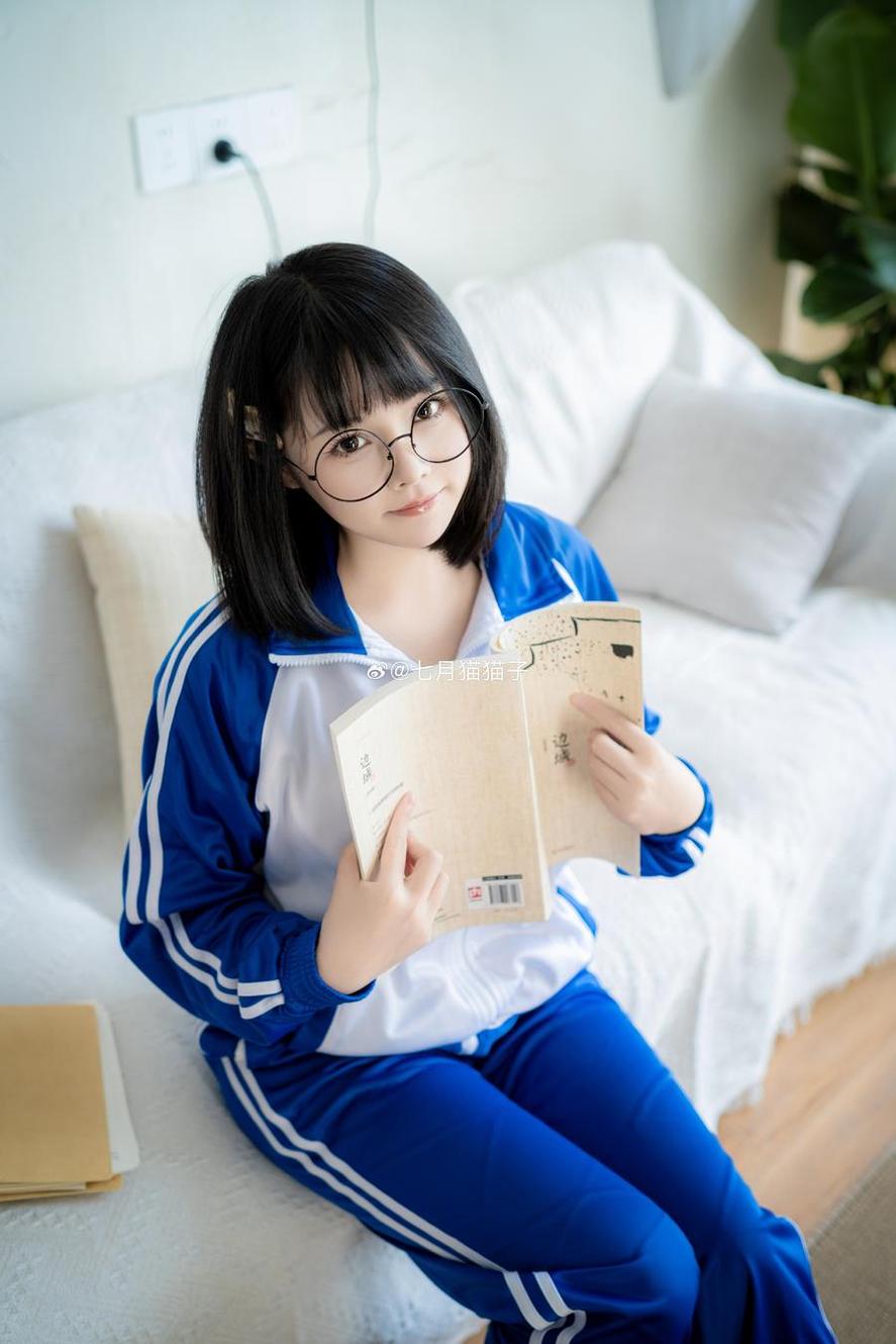 七月喵子图集下载，绝美图片无限放送，欣赏图包享受无限精彩