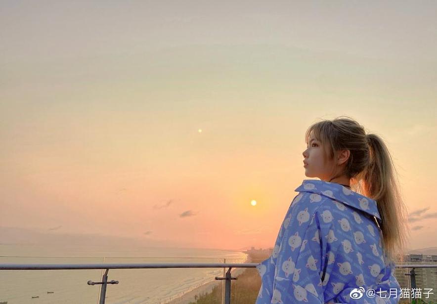 七月喵子双手向下压，尽显高清美图