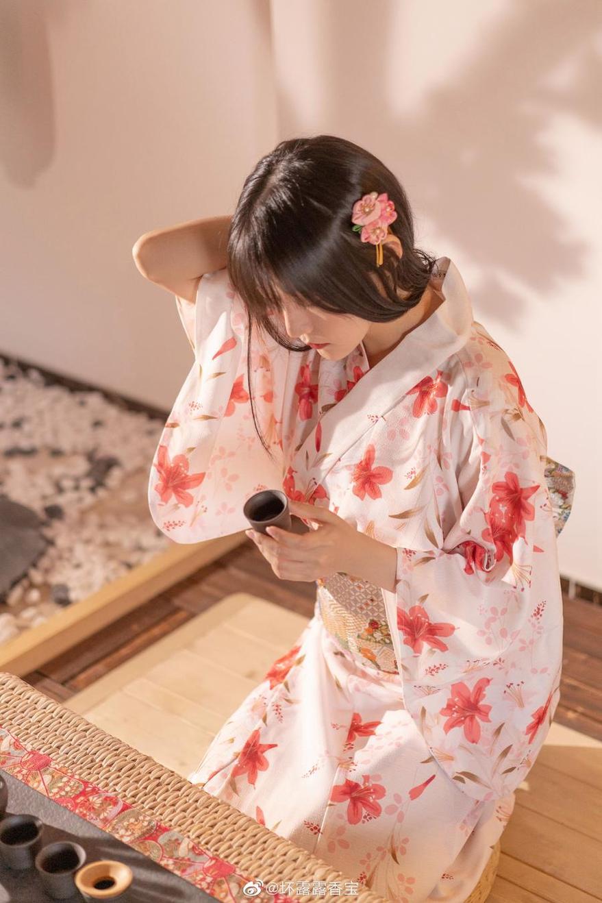 香草喵露露粉色室内的美图让人无法自拔，简直是cos作品迷们的天堂